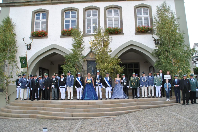 Schützen neben dem Rathaus