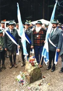 Gruppenfoto am Schnadestein